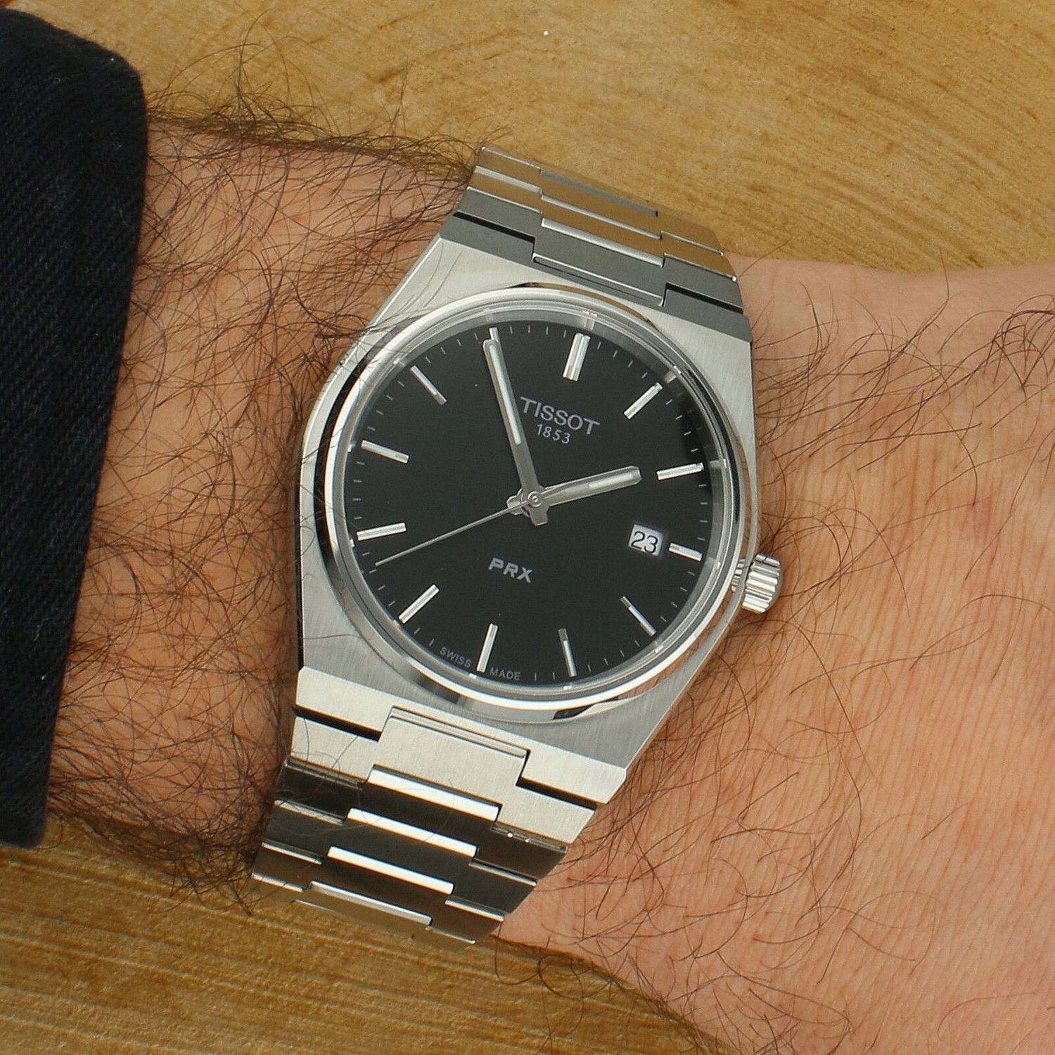 Zegarek męski na bransolecie z czarną tarczą Tissot z szafirowym PRX T137.410.11.051 (1).jpg