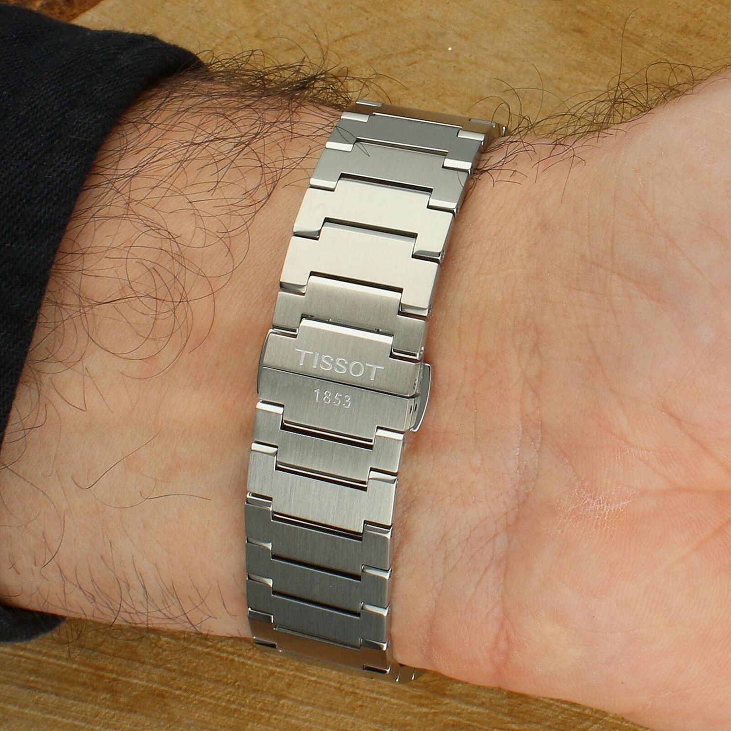 Zegarek męski na bransolecie z czarną tarczą Tissot z szafirowym PRX T137.410.11.051 (1).jpg