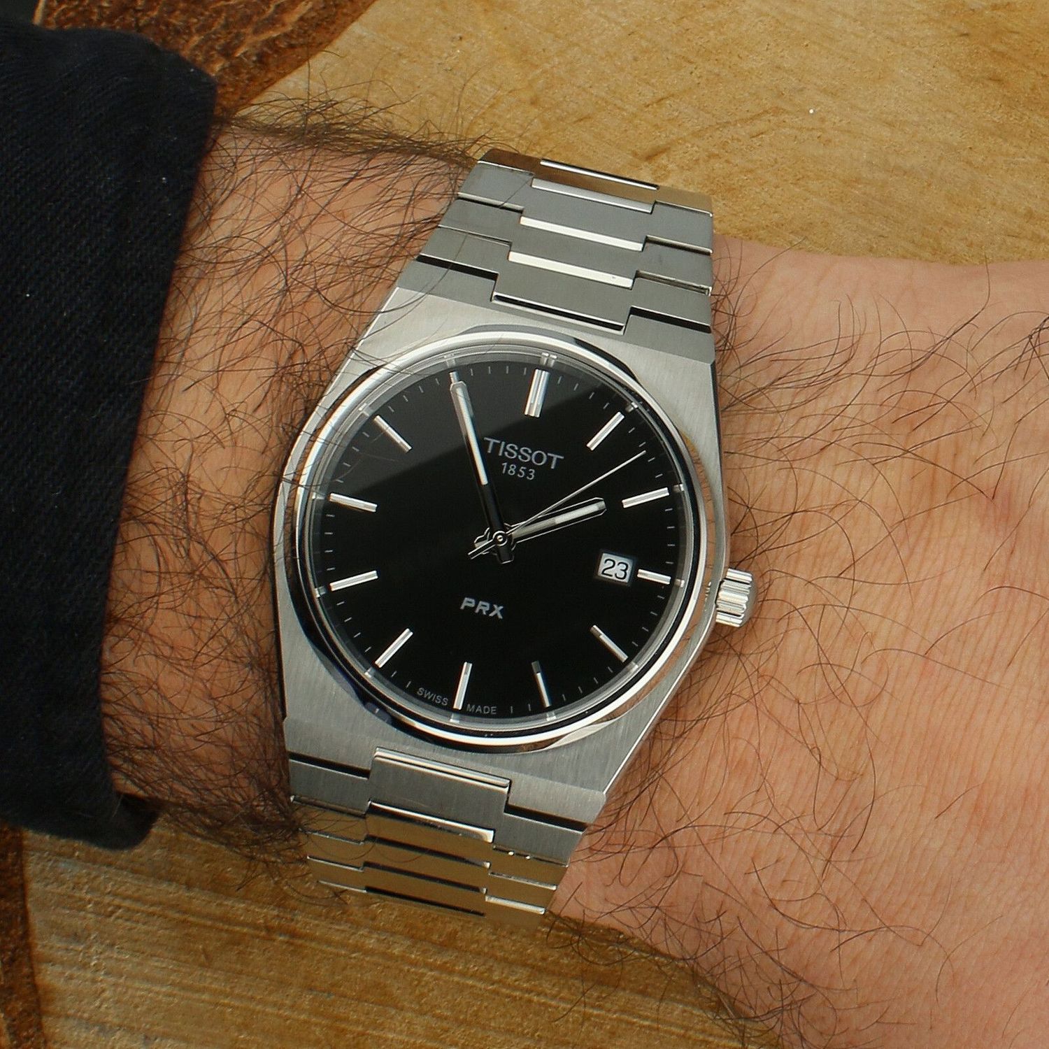 Zegarek męski na bransolecie z czarną tarczą Tissot z szafirowym PRX T137.410.11.051 (1).jpg