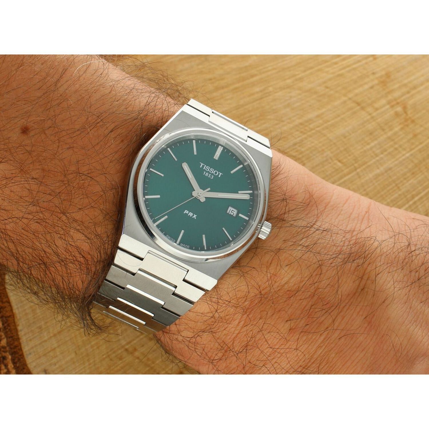 Stylowy zegarek męski Tissot PRX z zieloną tarczą, szkłem szafirowym, szwajcarskim mechanizmem kwarcowym i wodoszczelnością 100M. Klasyka i nowoczesność w jednym.1.webp