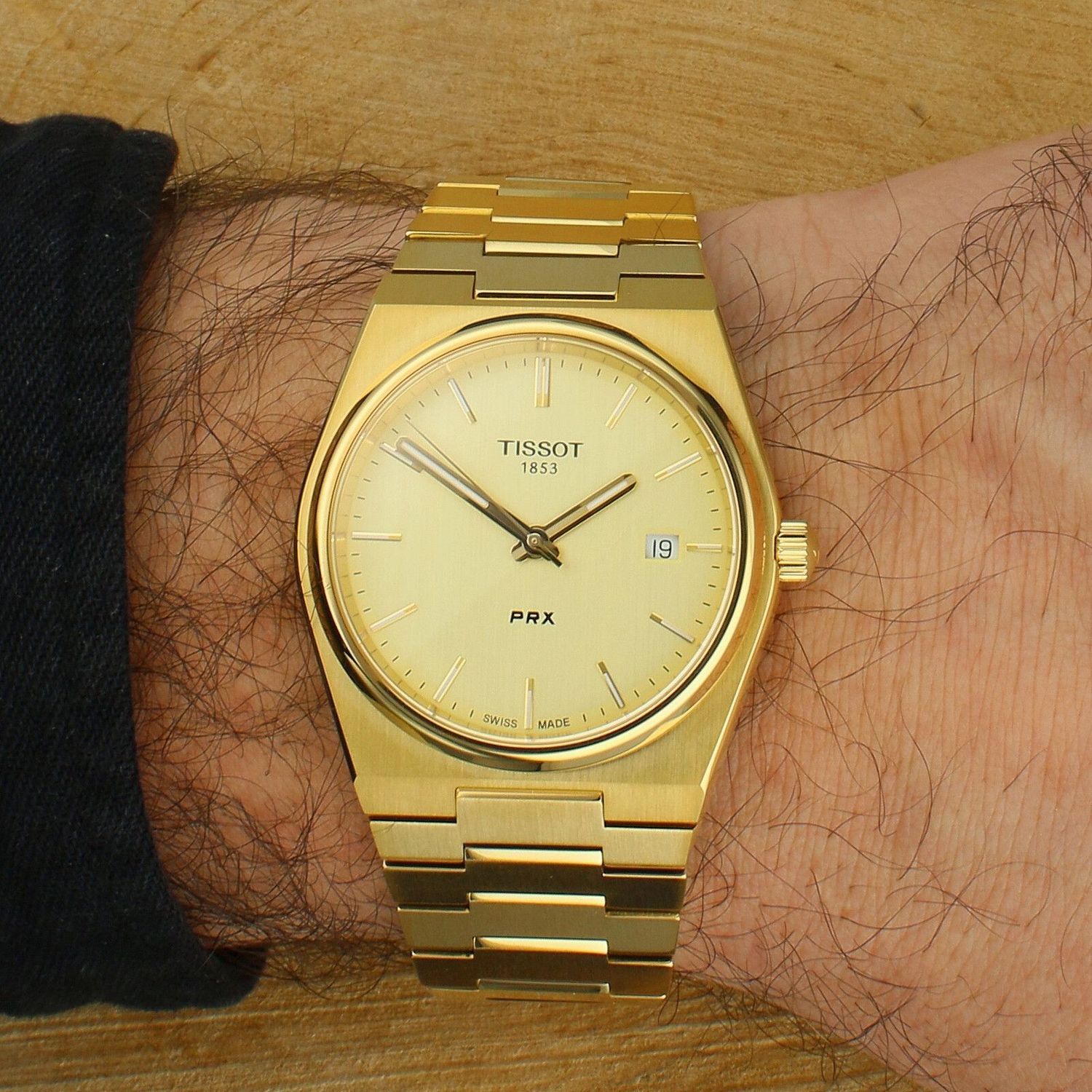 Zegarek męski Tissot PRX w złotym kolorze T137.410.33.021.00. Zegarek męski Tissot. Zegarek męski w złotym kolorze. Zegarek męski do nurkowania. Zegarek wodoszczelny. Zegarek męski elegan.jpg