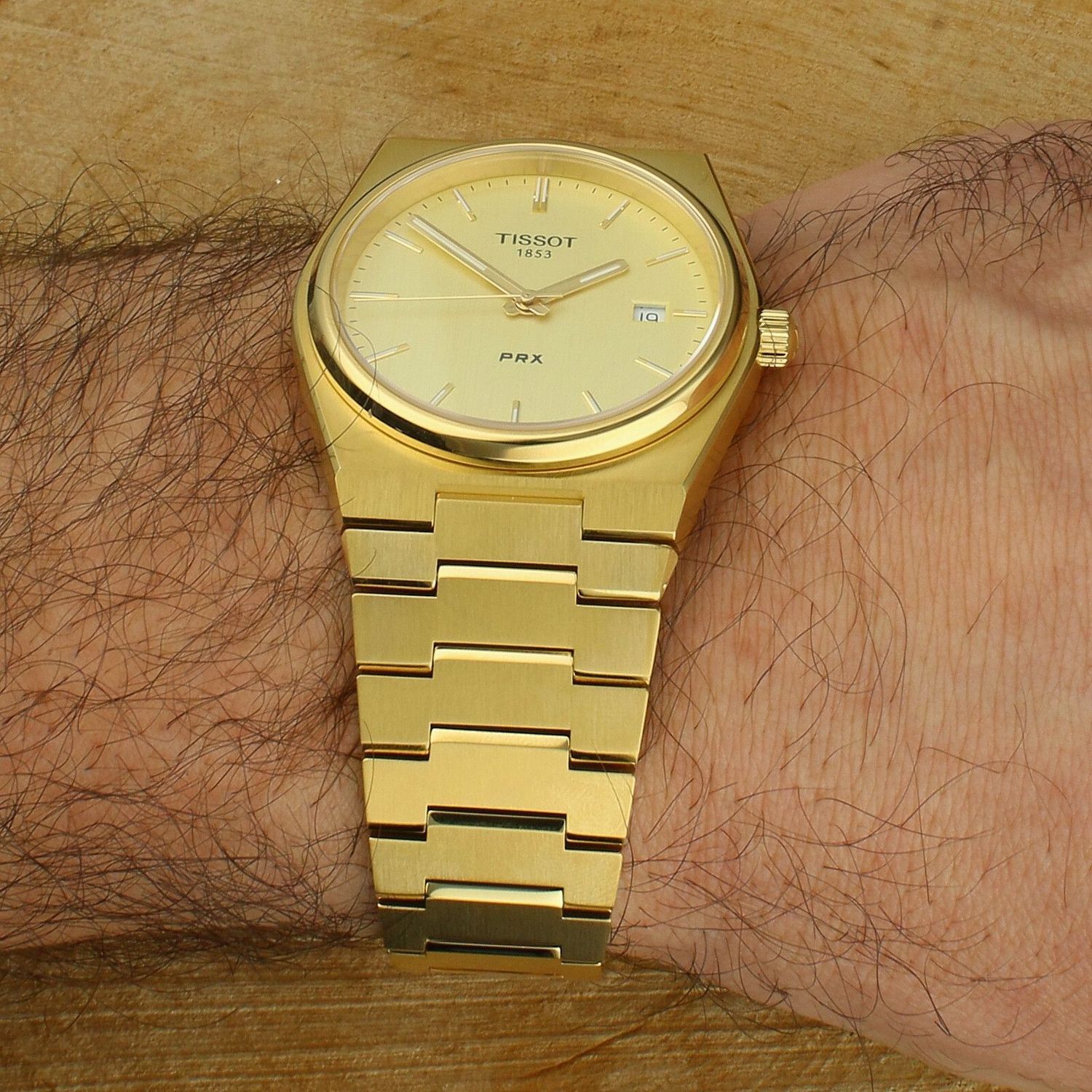 Zegarek męski Tissot PRX w złotym kolorze T137.410.33.021.00. Zegarek męski Tissot. Zegarek męski w złotym kolorze. Zegarek męski do nurkowania. Zegarek wodoszczelny. Zegarek męski elegan.jpg