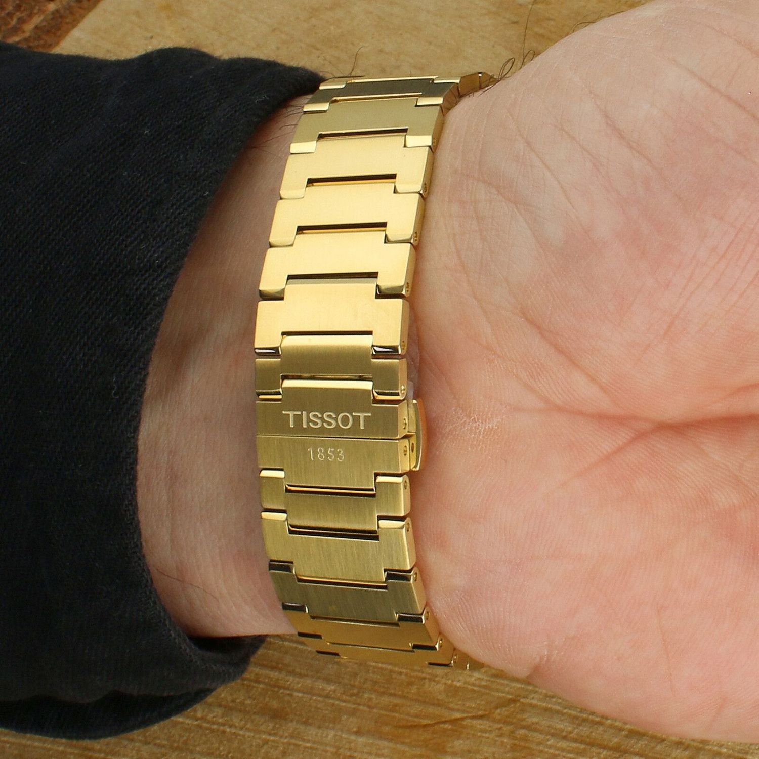 Zegarek męski Tissot PRX w złotym kolorze T137.410.33.021.00. Zegarek męski Tissot. Zegarek męski w złotym kolorze. Zegarek męski do nurkowania. Zegarek wodoszczelny. Zegarek męski elegan.jpg