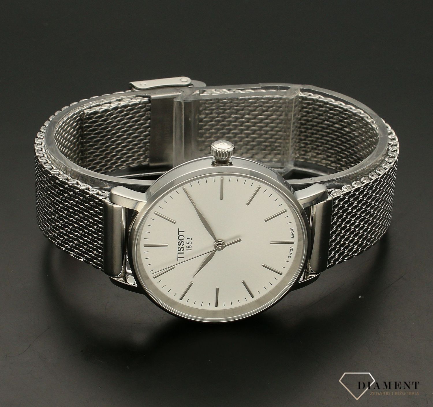 Zegarek Tissot EVERYTIME - damski T143.210.11.011.00 wyposażony jest w kwarcowy mechanizm, zasilany za pomocą baterii. Posiada bardzo wysoką dokładność mierzenia czasu +- 10 sekund w przeciągu 30 dni.jpg