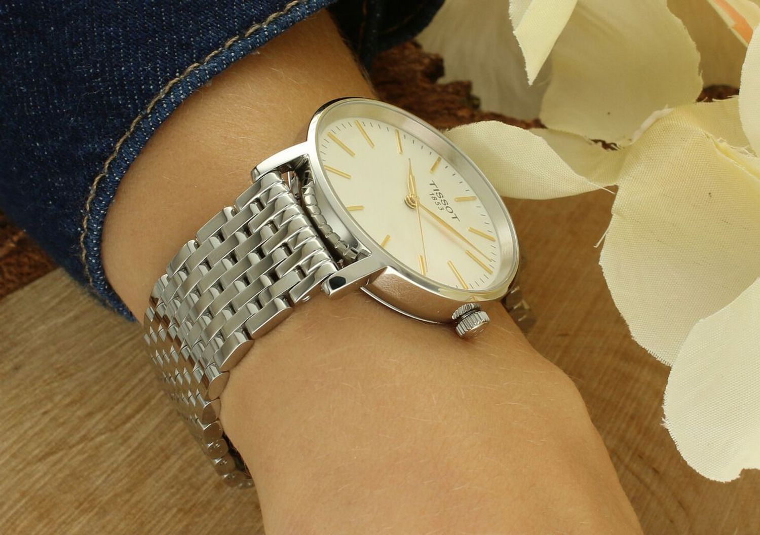 Tissot Everytime, Tissot T143.210.11.011.01, zegarek damski Tissot, zegarek srebrny damski, Tissot ETA F06.412, zegarek szwajcarski damski, elegancki zegarek Tissot, Tissot szafirowe szkło1.webp