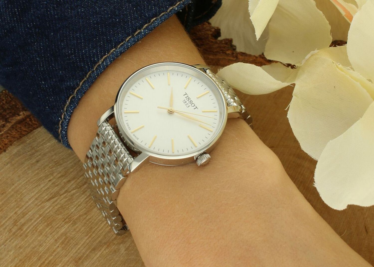 Tissot Everytime, Tissot T143.210.11.011.01, zegarek damski Tissot, zegarek srebrny damski, Tissot ETA F06.412, zegarek szwajcarski damski, elegancki zegarek Tissot, Tissot szafirowe szkło1.webp
