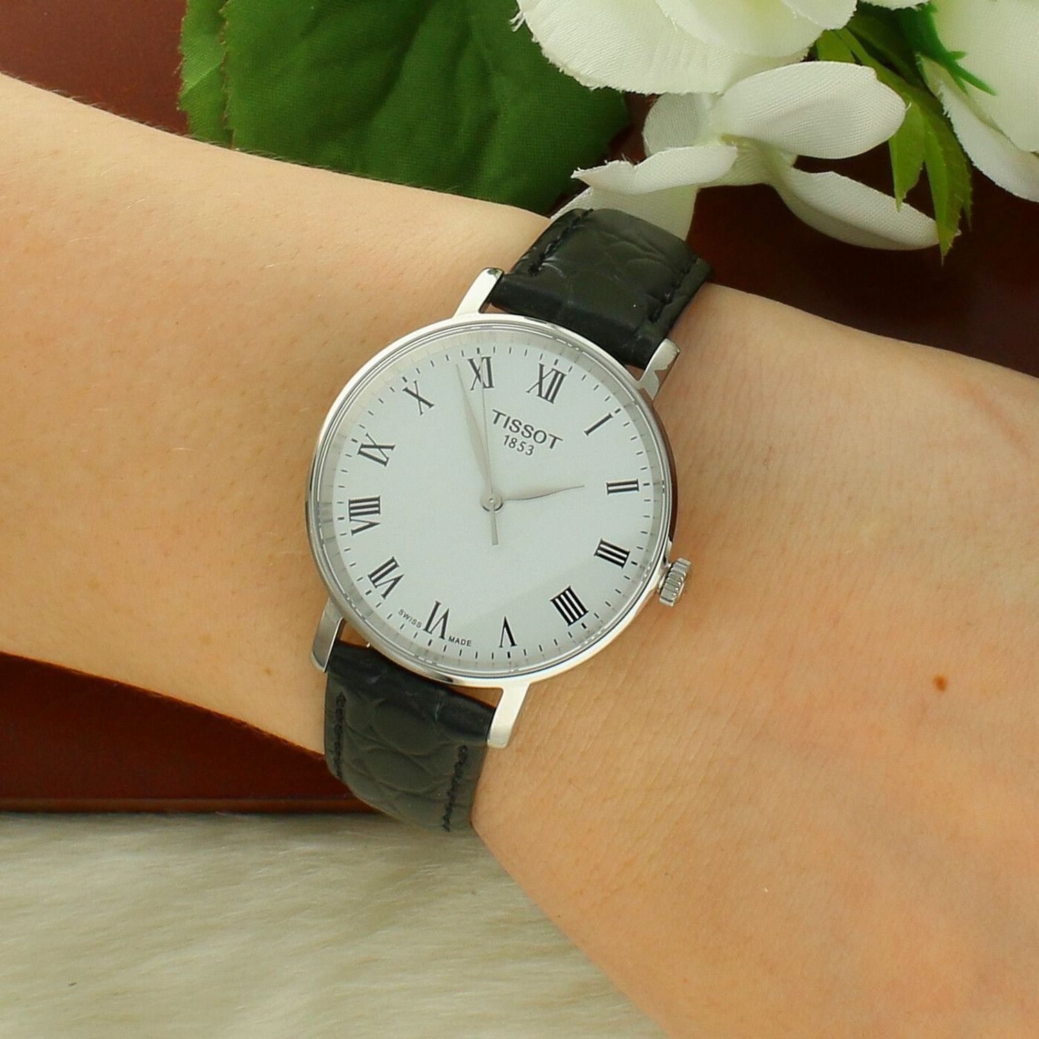 Zegarek damski na pasku Tissot Everytime T143.210.16.033.00. Zegarek damski na pasku. Zegarek damski klasyczny. Zegarek damski Tissot z kolekcji Everytime. Zegarek damski idealny na prezent dla eleganckiej kobiety (2).jpg