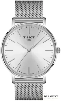 Zegarek Tissot EVERYTIME - męski T143.410.11.011.00 wyposażony jest w kwarcowy mechanizm, zasilany za pomocą baterii. Posiada bardzo wysoką dokładność mierzenia czasu +- 10 sekund w przeciągu 30 dni.webp