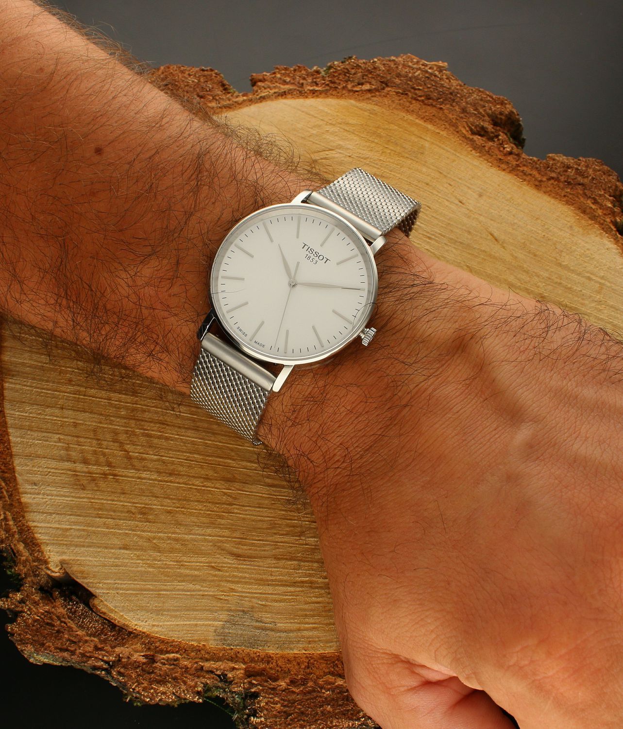 Zegarek Tissot EVERYTIME - męski T143.410.11.011.00 wyposażony jest w kwarcowy mechanizm, zasilany za pomocą baterii. Posiada bardzo wysoką dokładność mierzenia czasu +- 10 sekund w przeciągu 30 dni.webp