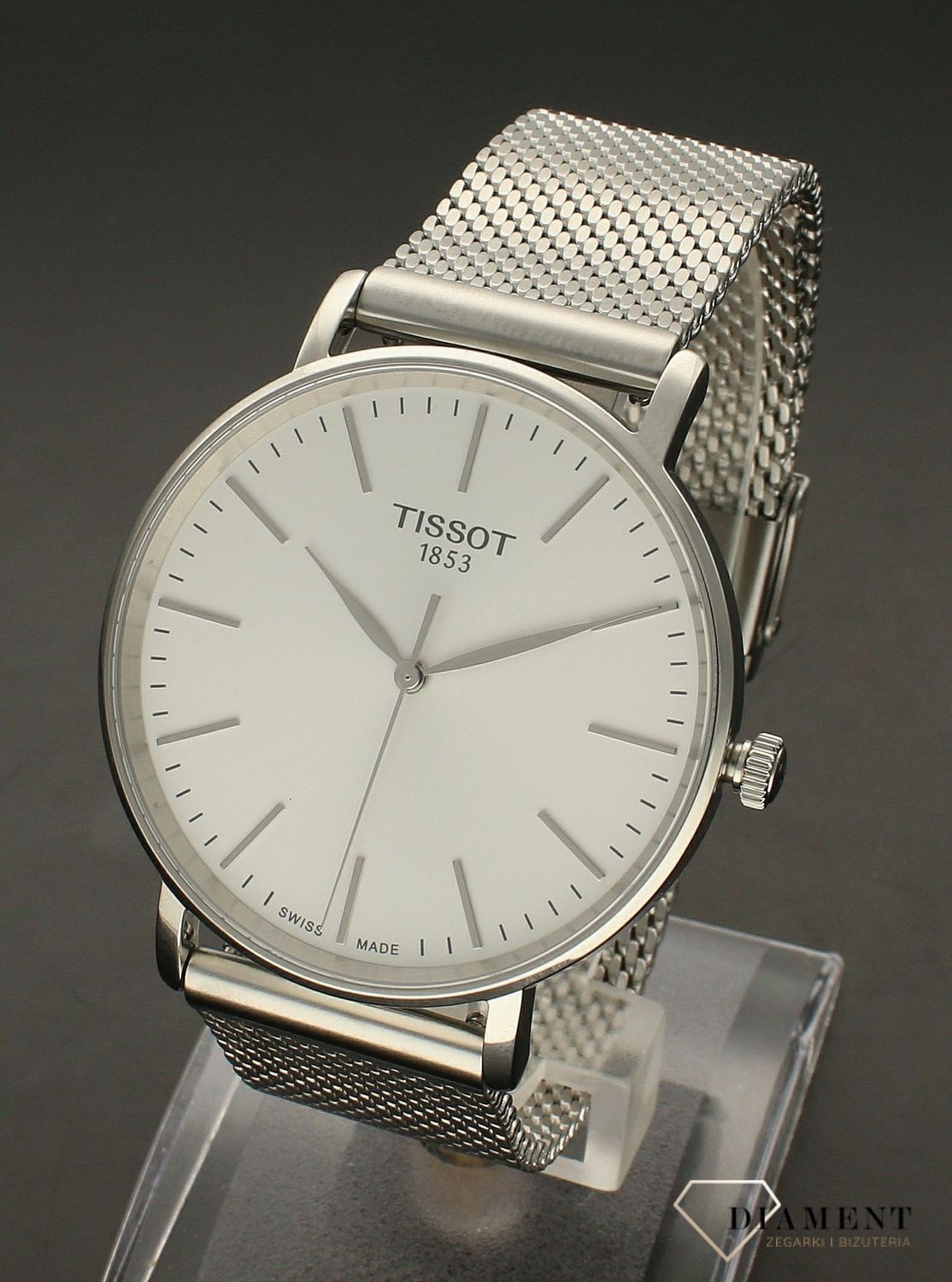 Zegarek Tissot EVERYTIME - męski T143.410.11.011.00 wyposażony jest w kwarcowy mechanizm, zasilany za pomocą baterii. Posiada bardzo wysoką dokładność mierzenia czasu +- 10 sekund w przeciągu 30 dni.webp