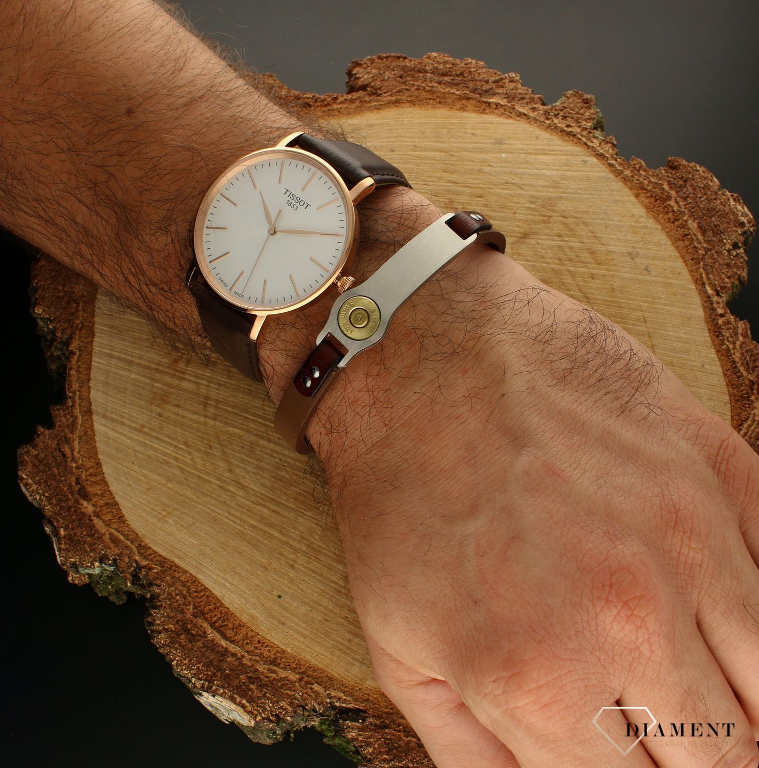 Zegarek męski Tissot EVERYTIME T143.410.36.011.00 męski wyposażony jest w kwarcowy mechanizm, zasilany za pomocą baterii. Posiada bardzo wysoką dokładność mierzenia czasu +- 10 sekund w przeciągu 30 dni..webp