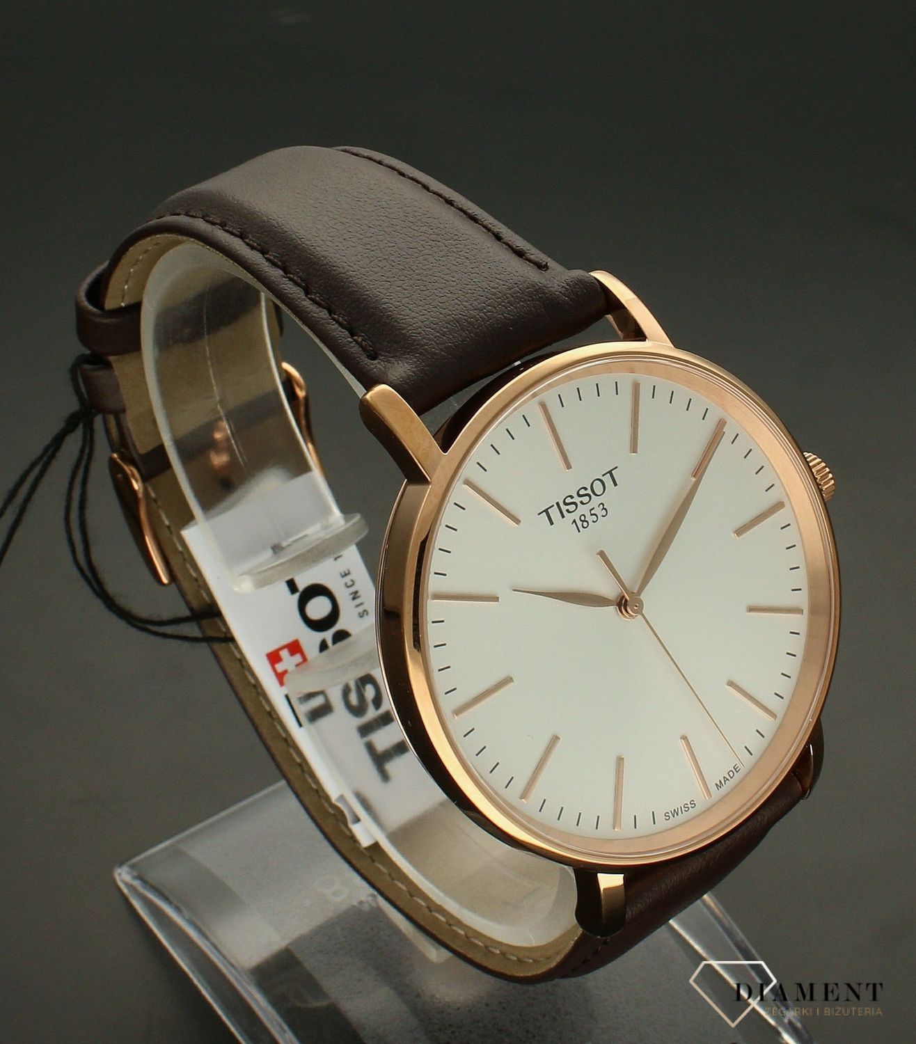 Zegarek męski Tissot EVERYTIME T143.410.36.011.00 męski wyposażony jest w kwarcowy mechanizm, zasilany za pomocą baterii. Posiada bardzo wysoką dokładność mierzenia czasu +- 10 sekund w przeciągu 30 dni..webp