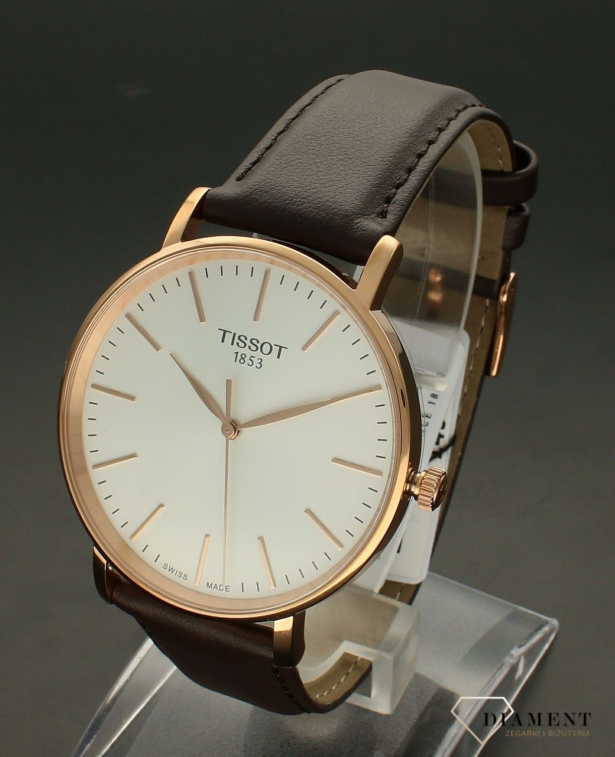 Zegarek męski Tissot EVERYTIME T143.410.36.011.00 męski wyposażony jest w kwarcowy mechanizm, zasilany za pomocą baterii. Posiada bardzo wysoką dokładność mierzenia czasu +- 10 sekund w przeciągu 30 dni..webp