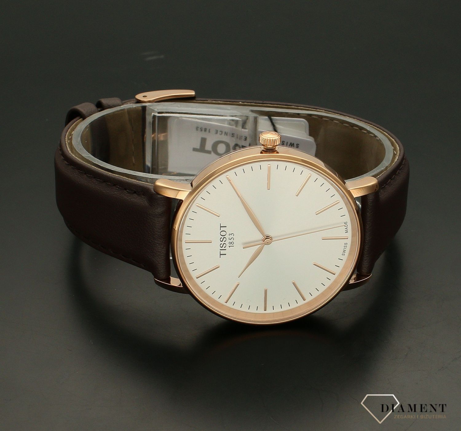 Zegarek męski Tissot EVERYTIME T143.410.36.011.00 męski wyposażony jest w kwarcowy mechanizm, zasilany za pomocą baterii. Posiada bardzo wysoką dokładność mierzenia czasu +- 10 sekund w przeciągu 30 dni..webp