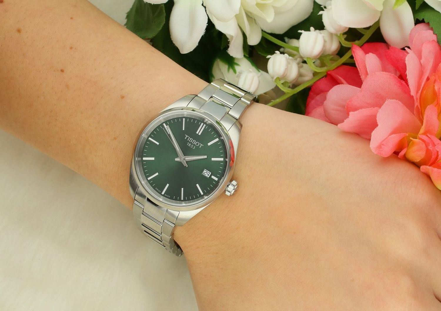 Odkryj Tissot PR 100 Quartz 34mm – elegancki damski zegarek z zieloną tarczą, szafirowym szkłem, stalową kopertą i bransoletą 316L. Mechanizm Swiss Made F05.115 z funkcją EOL. Wodoodporny do 100.jpg