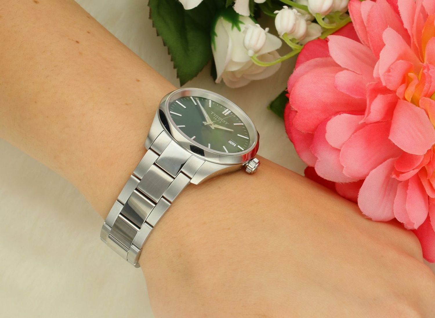 Odkryj Tissot PR 100 Quartz 34mm – elegancki damski zegarek z zieloną tarczą, szafirowym szkłem, stalową kopertą i bransoletą 316L. Mechanizm Swiss Made F05.115 z funkcją EOL. Wodoodporny do 100.jpg