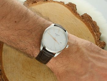 Stylowy zegarek męski Tissot PR 100 z paskiem skórzanym i tarczą w kolorze srebrnym. Szafirowe szkło, EOL, 100M. Idealny do garnituru i na co dzień (2).jpg