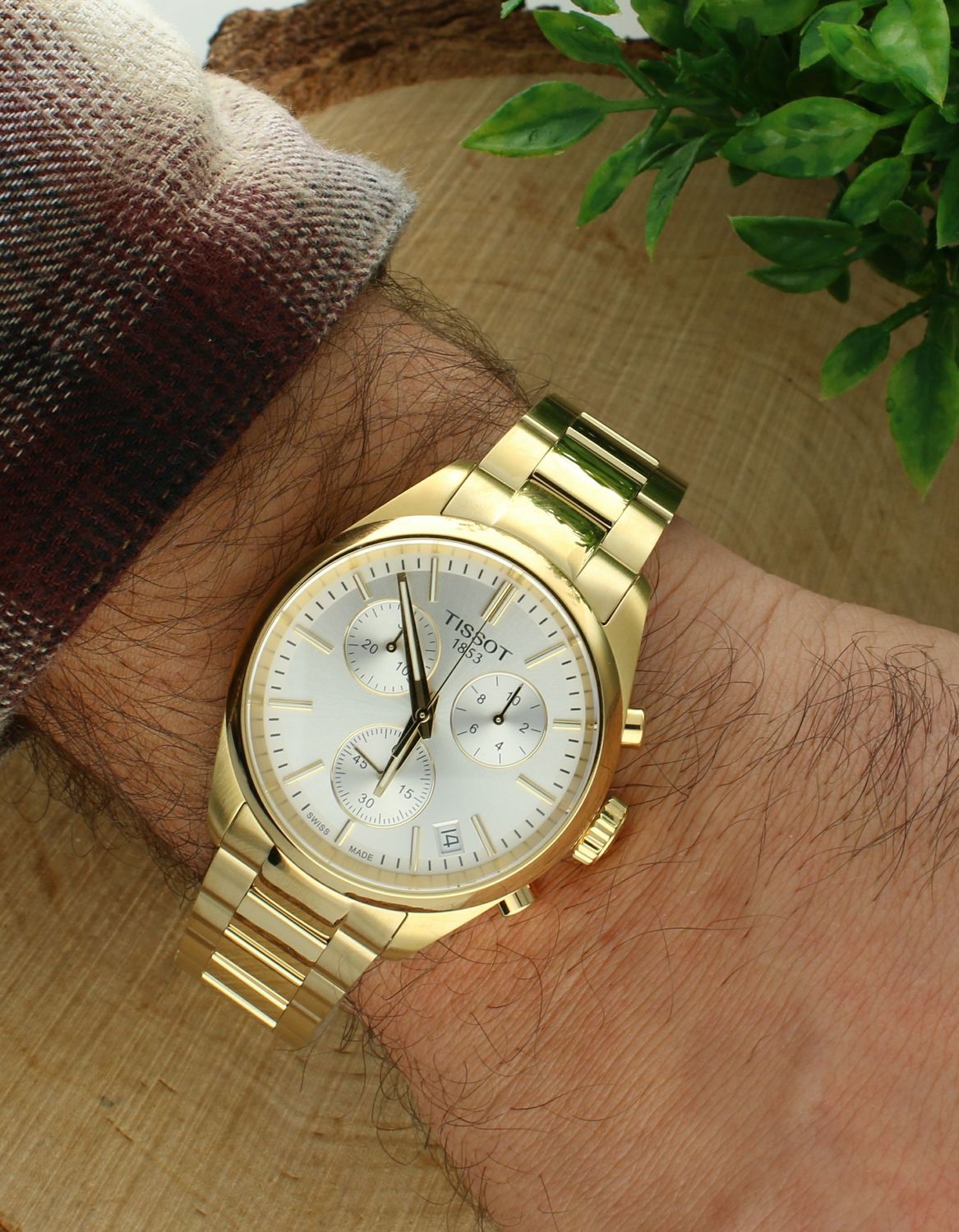 Zegarek męski TISSOT T150.417.33.031.00, Zegarek damski Tissot T150.417.33.031.00, wyposażony jest w kwarcowy mechanizm, zasilany za pomocą baterii. Elegancka srebrna tarcza, z wyraźnymi złotymi indeksami zapewnia prze.jpg