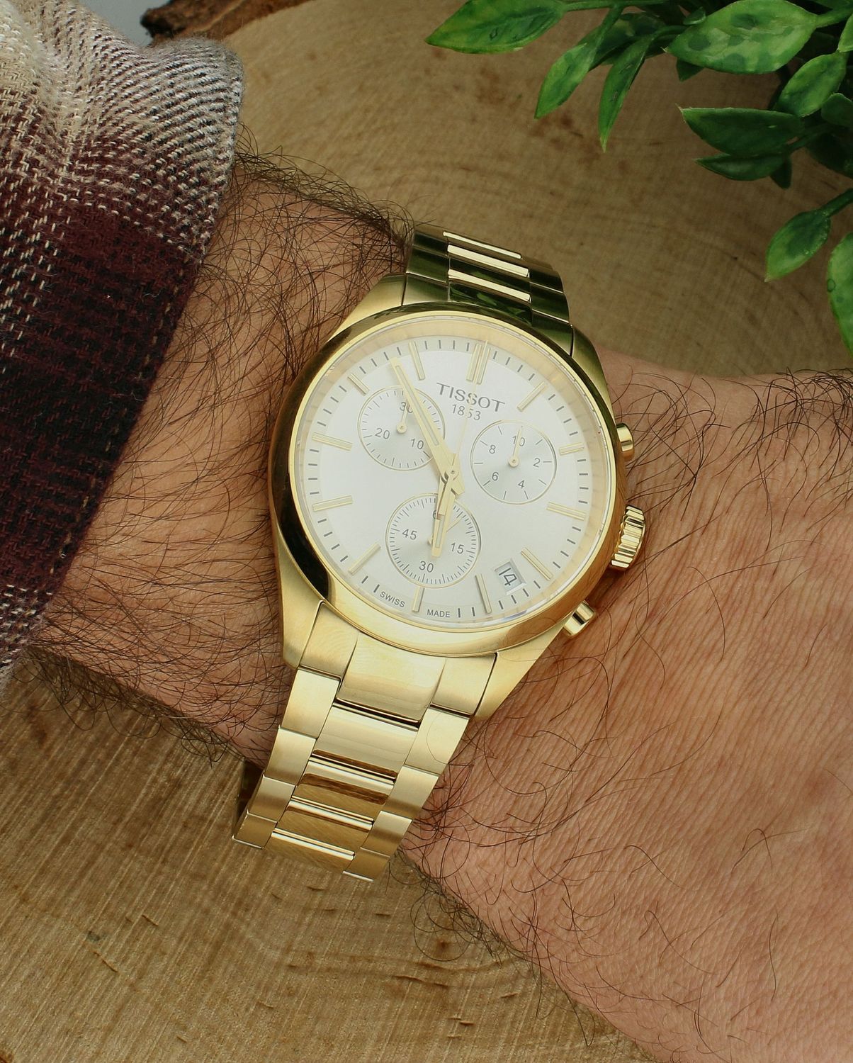 Zegarek męski TISSOT T150.417.33.031.00, Zegarek damski Tissot T150.417.33.031.00, wyposażony jest w kwarcowy mechanizm, zasilany za pomocą baterii. Elegancka srebrna tarcza, z wyraźnymi złotymi indeksami zapewnia prze.jpg