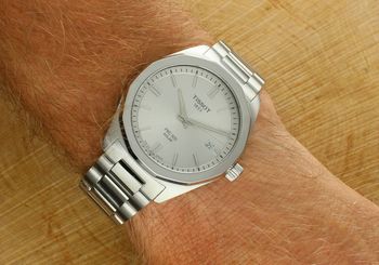 Odkryj nową odsłonę Tissot PRC 100 Solar – szwajcarskiego zegarka z mechanizmem Lightmaster Solar Quartz. Styl, precyzja i energia światła. Kup teraz z 3-letnią gwarancją! (7).jpg