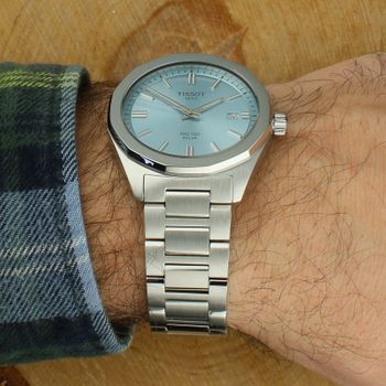 Tissot T151.422.11.351.00 PRC 100 Solar to elegancki zegarek męski 39 mm z mechanizmem solarnym, niebieską tarczą, szafirowym szkłem i stalową bransoletą. Swiss Made, wodoodporność i datownik.4.jpg