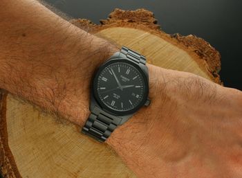 Zegarek Tissot PRC 100 Solar z czarną kopertą PVD, szafirowym szkłem i mechanizmem solarnym. Średnica 39 mm, bransoleta z systemem szybkiej wymiany (2).jpg