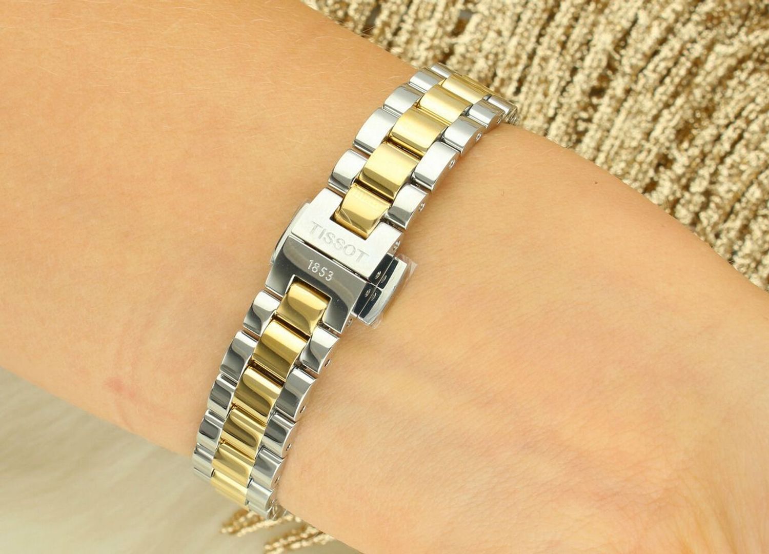 Tissot Desir T152.010.22.118.01 – Damski Zegarek z Masą Perłową i Wypukłym Szkłem Szafirowym zegarek.jpg