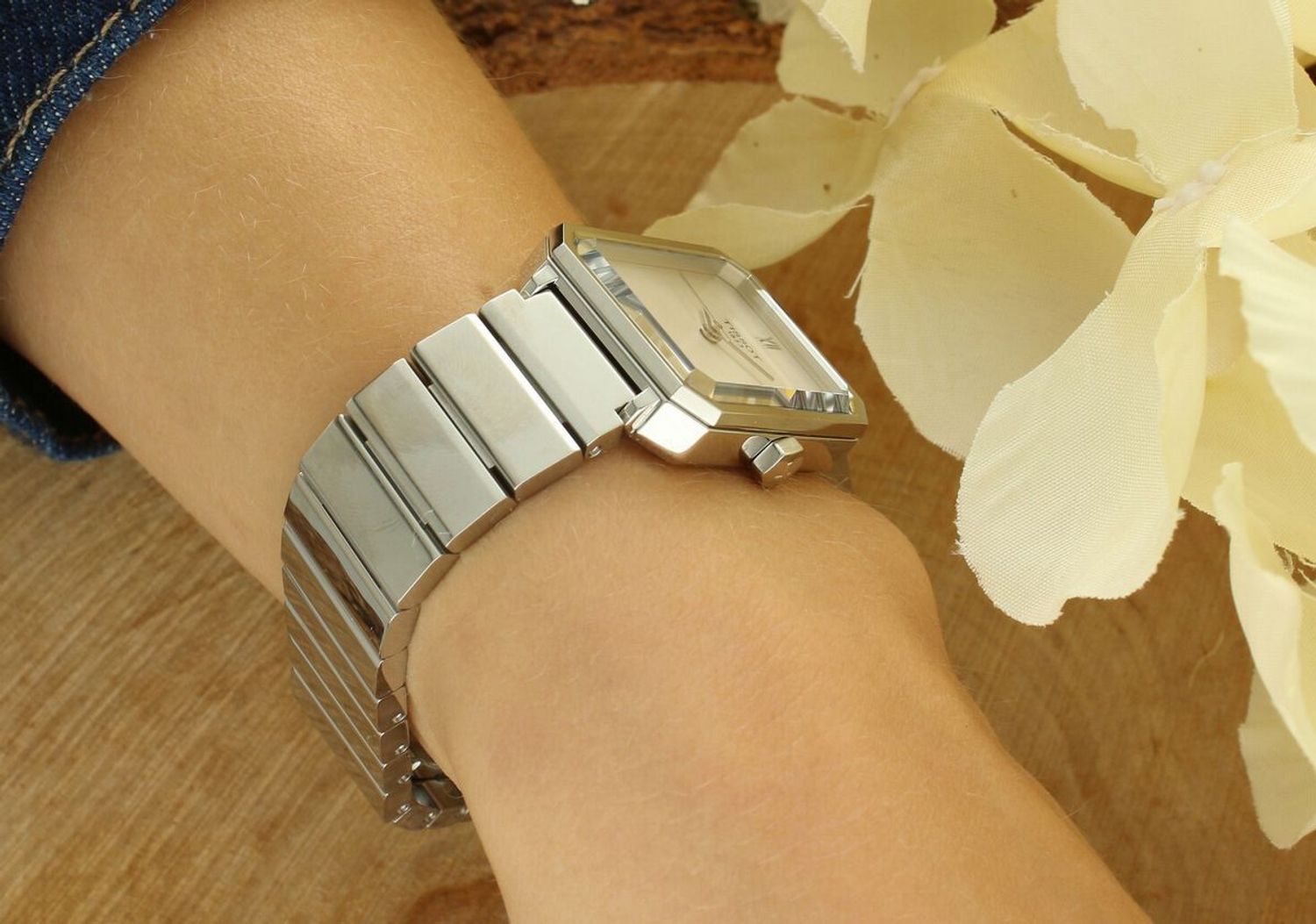 Damski zegarek Tissot SRV 30 T160.110.11.033.00 z prostokątną kopertą, srebrną tarczą, stalową bransoletą i mechanizmem kwarcowym ETA 902.101. Szafirowe szkło, wodoszczelność 5 ATM – elegancja 1.jpg