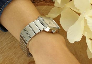 Damski zegarek Tissot SRV 30 T160.110.11.033.00 z prostokątną kopertą, srebrną tarczą, stalową bransoletą i mechanizmem kwarcowym ETA 902.101. Szafirowe szkło, wodoszczelność 5 ATM – 3.jpg