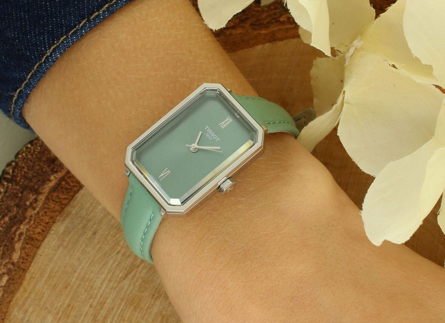 Elegancki damski zegarek Tissot SRV 30 T160.110.16.093.00 z zieloną tarczą, prostokątną stalową kopertą, zielonym skórzanym paskiem i mechanizmem kwarcowym ETA 902.101. Wodoszczelność 5 ATM, 1.jpg