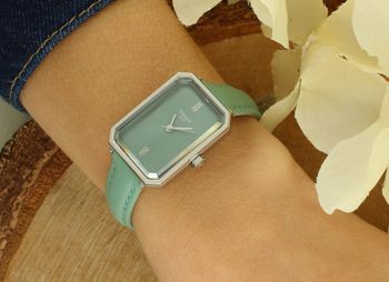 Elegancki damski zegarek Tissot SRV 30 T160.110.16.093.00 z zieloną tarczą, prostokątną stalową kopertą, zielonym skórzanym paskiem i mechanizmem kwarcowym ETA 902.101. Wodoszczelność 5 ATM3.jpg