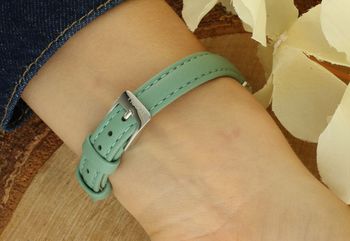 Elegancki damski zegarek Tissot SRV 30 T160.110.16.093.00 z zieloną tarczą, prostokątną stalową kopertą, zielonym skórzanym paskiem i mechanizmem kwarcowym ETA 902.101. Wodoszczelność 5 ATM4.jpg