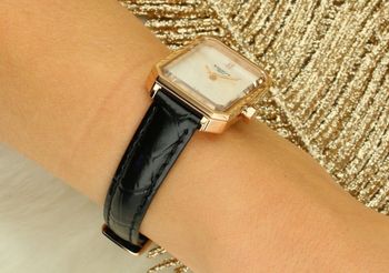 Tissot SRV T160.110.36.113.00 – damski zegarek prostokątny z masą perłową i szkłem szafirowym bok.jpg