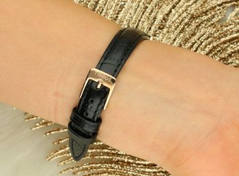 Tissot SRV T160.110.36.113.00 – damski zegarek prostokątny z masą perłową i szkłem szafirowym zapięte.jpg