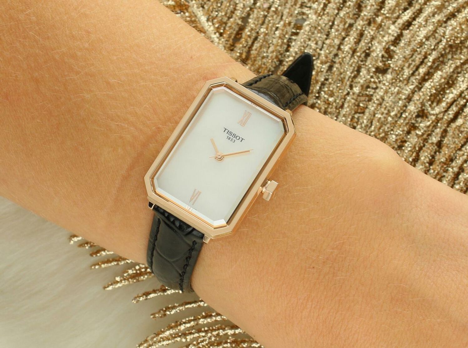 Tissot SRV T160.110.36.113.00 – damski zegarek prostokątny z masą perłową i szkłem szafirowym pasek czarny.jpg