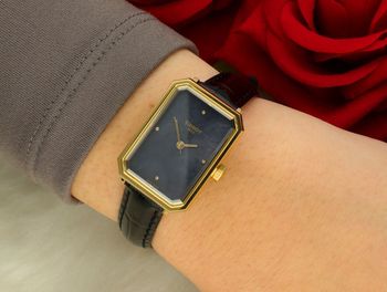 Tissot SRV T160.110.36.126.00 – damski zegarek kwarcowy Art Déco z mechanizmem ETA 902.101, złotą kopertą 30 mm, czarną tarczą z masy perłowej i czarną bransoletą. Wodoszczelność 50 m, szkło 3.jpg