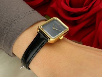 Tissot SRV T160.110.36.126.00 – damski zegarek kwarcowy Art Déco z mechanizmem ETA 902.101, złotą kopertą 30 mm, czarną tarczą z masy perłowej i czarną bransoletą. Wodoszczelność 50 m, szkło 4.jpg