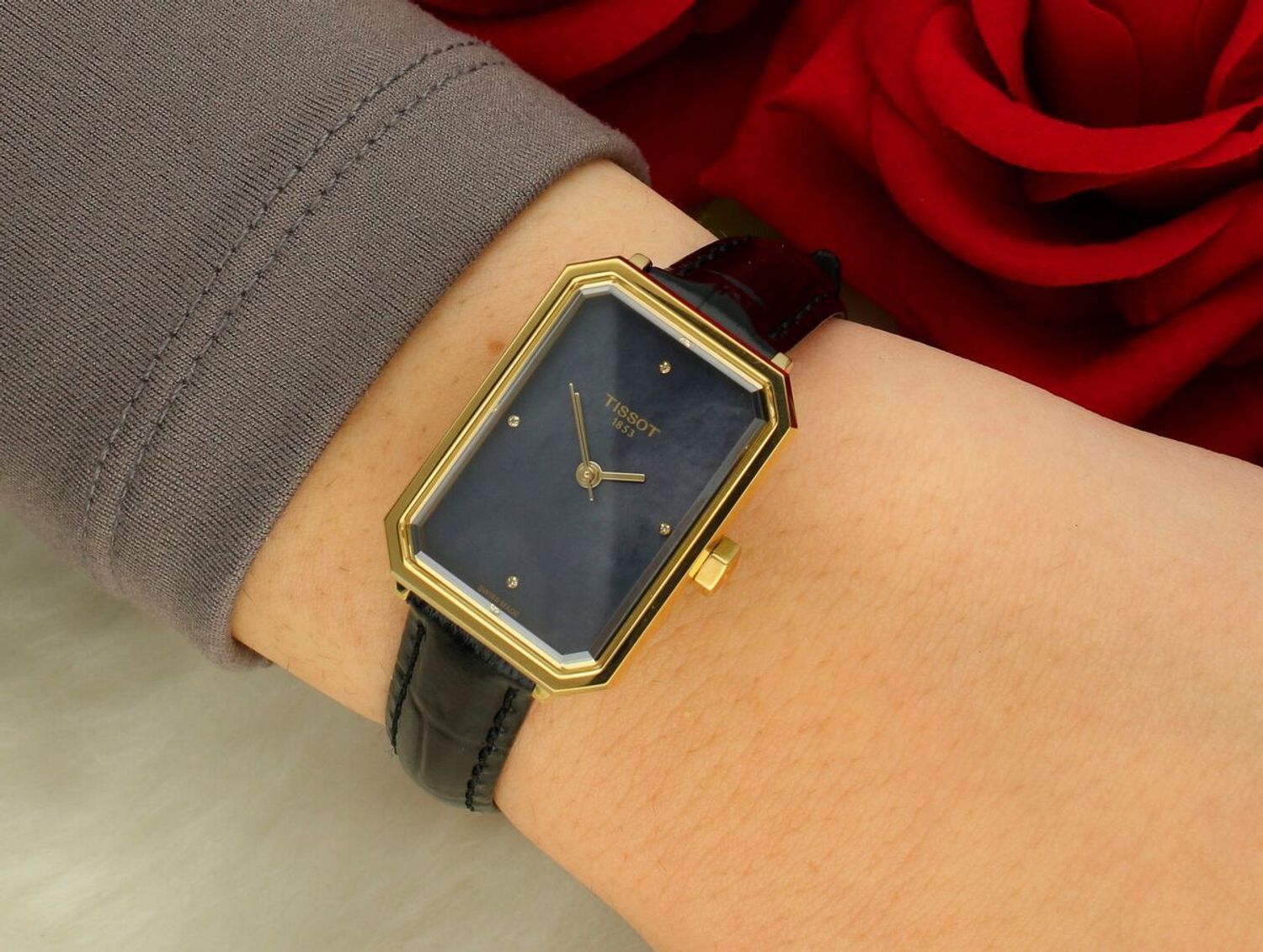 Tissot SRV T160.110.36.126.00 – damski zegarek kwarcowy Art Déco z mechanizmem ETA 902.101, złotą kopertą 30 mm, czarną tarczą z masy perłowej i czarną bransoletą. Wodoszczelność 50 m, szkło 1.jpg