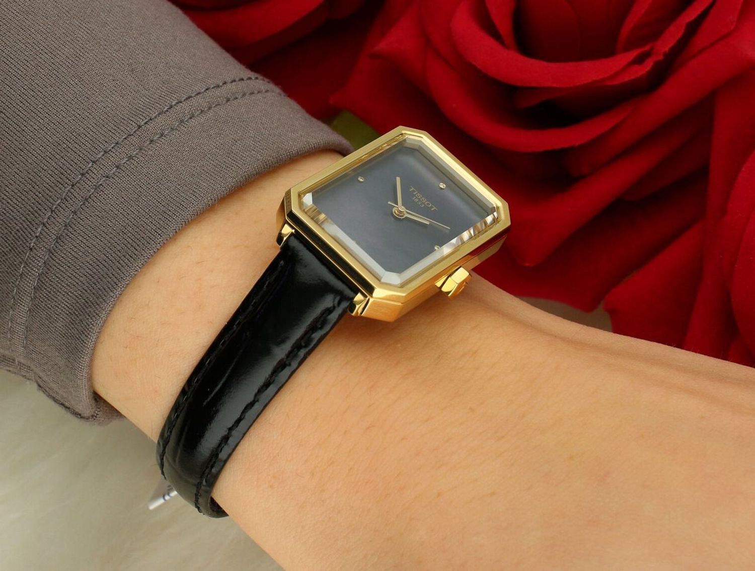 Tissot SRV T160.110.36.126.00 – damski zegarek kwarcowy Art Déco z mechanizmem ETA 902.101, złotą kopertą 30 mm, czarną tarczą z masy perłowej i czarną bransoletą. Wodoszczelność 50 m, szkło 1.jpg