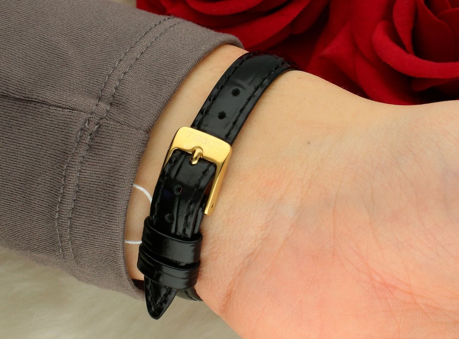 Tissot SRV T160.110.36.126.00 – damski zegarek kwarcowy Art Déco z mechanizmem ETA 902.101, złotą kopertą 30 mm, czarną tarczą z masy perłowej i czarną bransoletą. Wodoszczelność 50 m, szkło 1.jpg