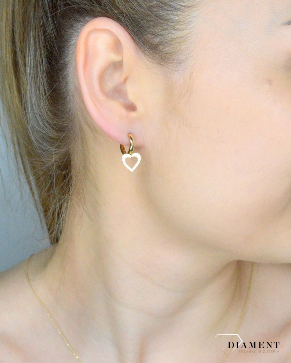 Złote kolczyki damskie 585 kółeczka z serduszkami T23-E-EHG-1-LZ-8. Złote kolczyki damskie. Kolczyki złote kołeczka. Kolczyki złote z zawieszkami. Kolczyki złote serca. Złote kolczyki dla dziewczynki. Kolczyki złote idealne na.jpg