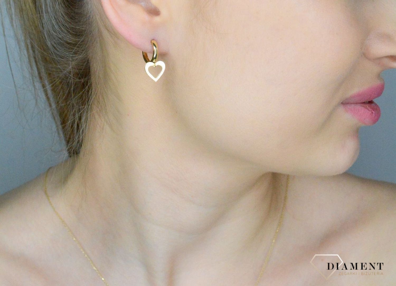 Złote kolczyki damskie 585 kółeczka z serduszkami T23-E-EHG-1-LZ-8. Złote kolczyki damskie. Kolczyki złote kołeczka. Kolczyki złote z zawieszkami. Kolczyki złote serca. Złote kolczyki dla dziewczynki. Kolczyki złote idealne na.jpg