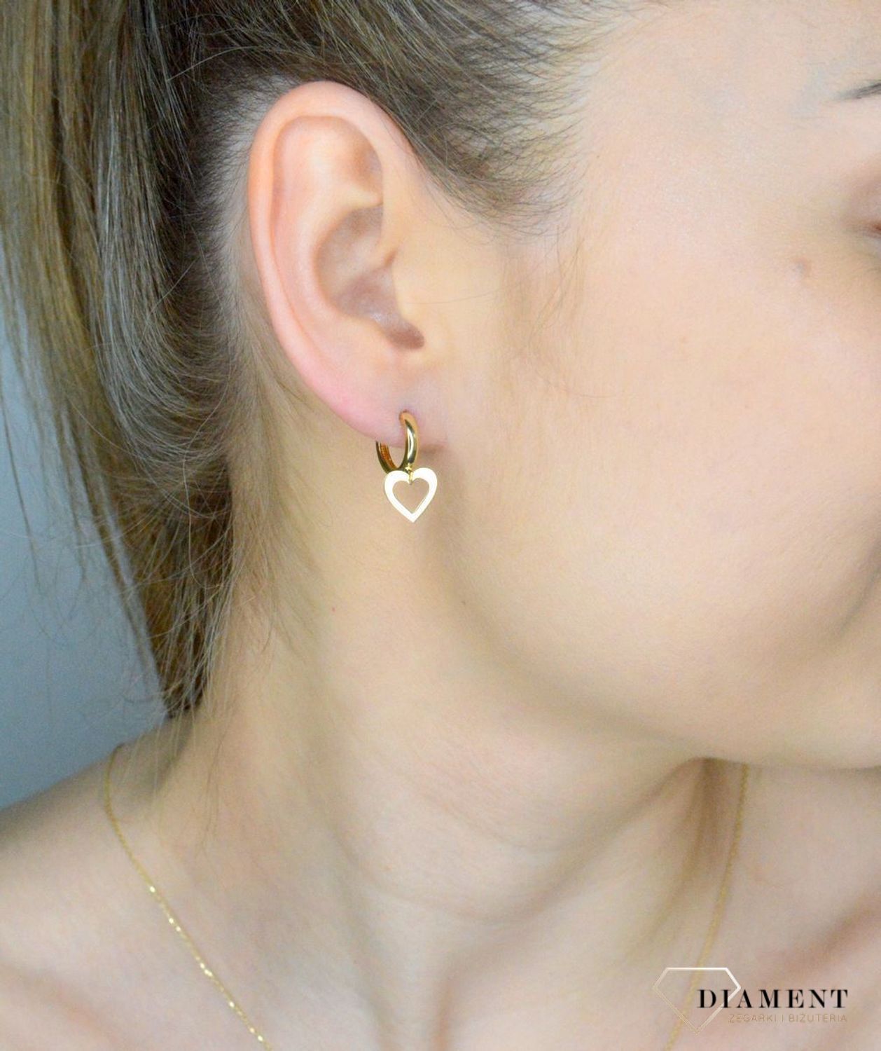 Złote kolczyki damskie 585 kółeczka z serduszkami T23-E-EHG-1-LZ-8. Złote kolczyki damskie. Kolczyki złote kołeczka. Kolczyki złote z zawieszkami. Kolczyki złote serca. Złote kolczyki dla dziewczynki. Kolczyki złote idealne na.jpg