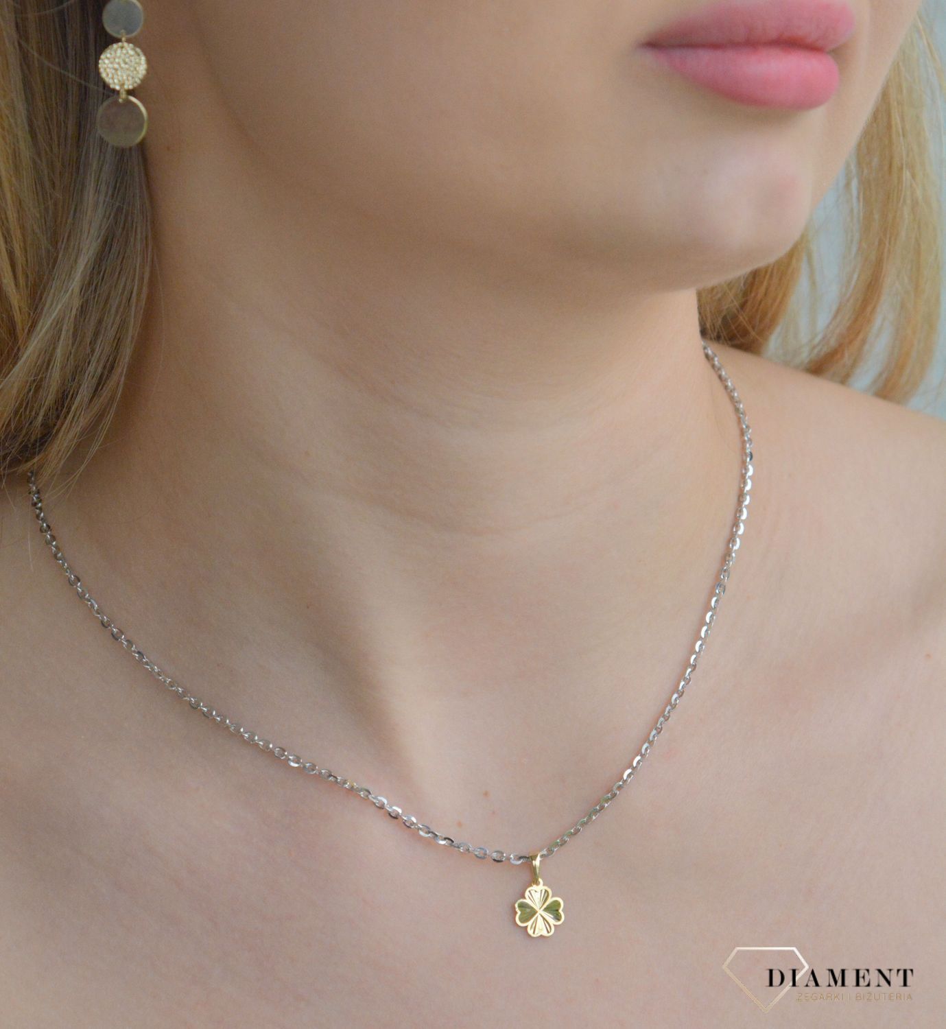 Złota zawieszka 585 płaska koniczynka T23-P-0218-26-LZ. Złota zawieszka damska. Złoty wisiorek do łańcuszka. Zawieszka Złota koniczynka. Złota zawieszka symbol szczęścia na prezent..jpg