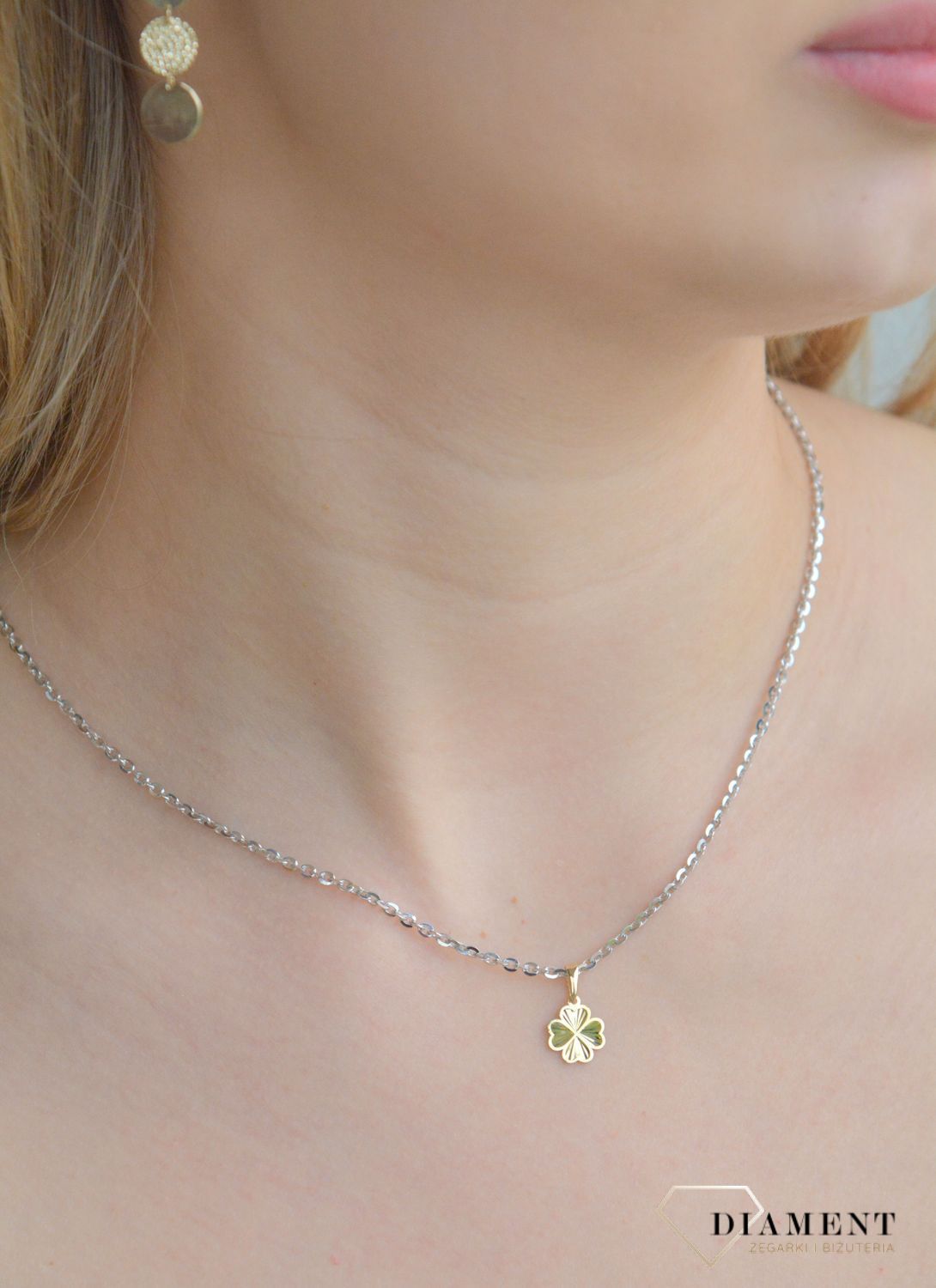 Złota zawieszka 585 płaska koniczynka T23-P-0218-26-LZ. Złota zawieszka damska. Złoty wisiorek do łańcuszka. Zawieszka Złota koniczynka. Złota zawieszka symbol szczęścia na prezent..jpg