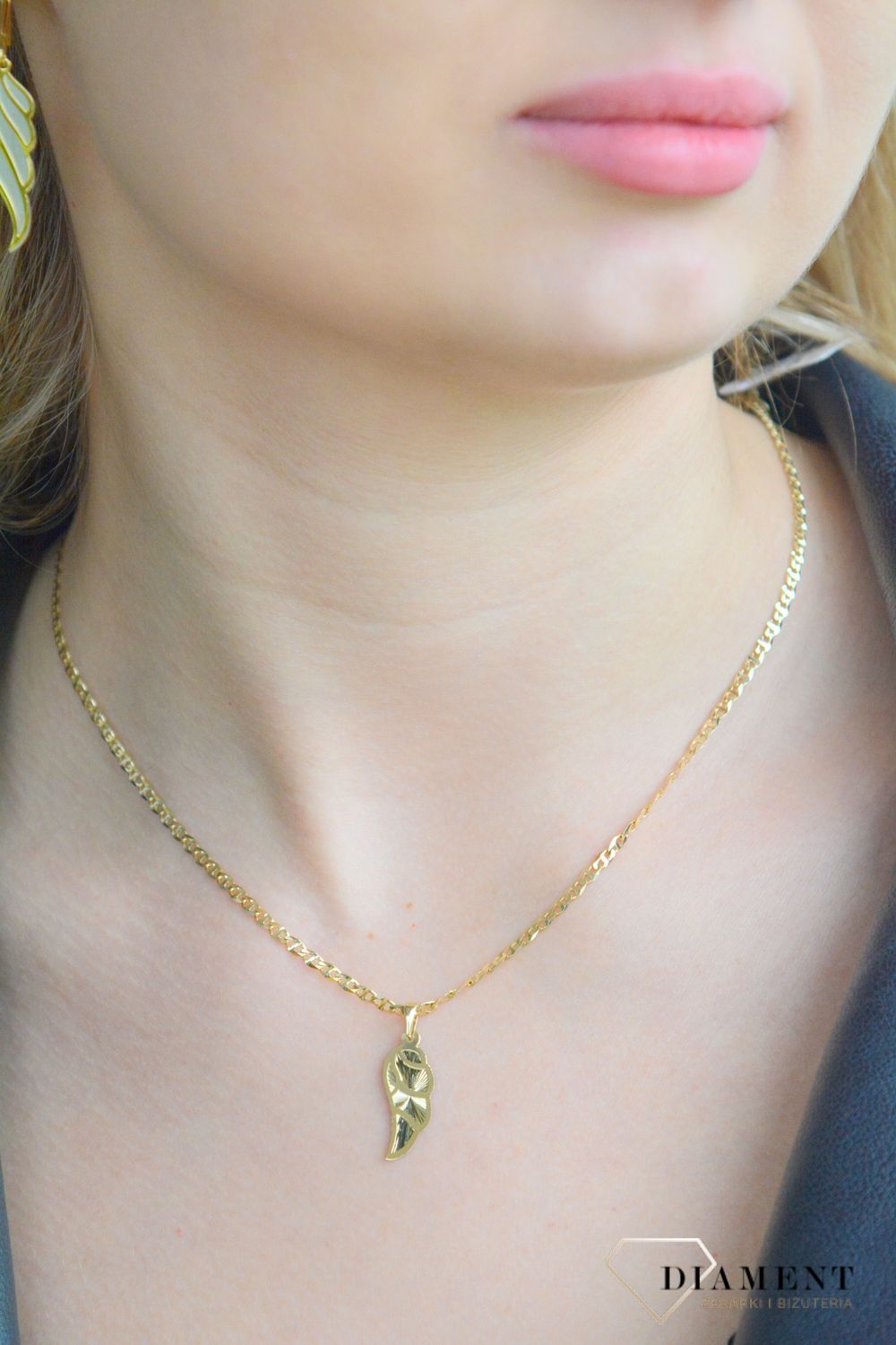 Złota zawieszka 585 płaskie skrzydełko T23-P-0218-7-LZ-DC. Złota zawieszka damska. Złoty wisiorek do łańcuszka. Zawieszka Złota skrzydełko grawerowane. Złota zawieszka w kształcie skrzydełka na prezent..jpg