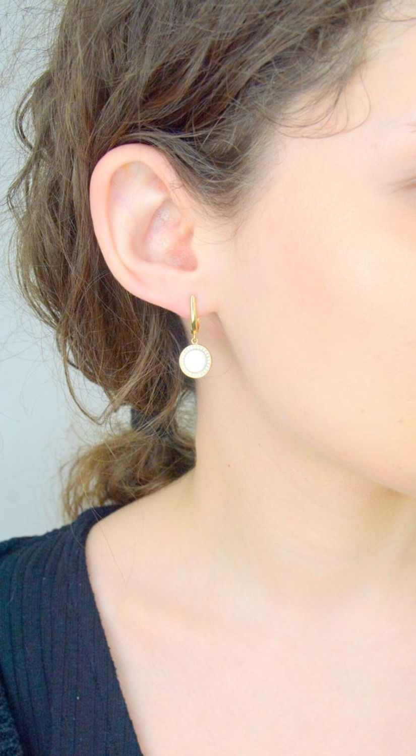 Kolczyki złote wiszące kółeczka z masą perłową i cyrkoniami złoto 585 Au.jpg