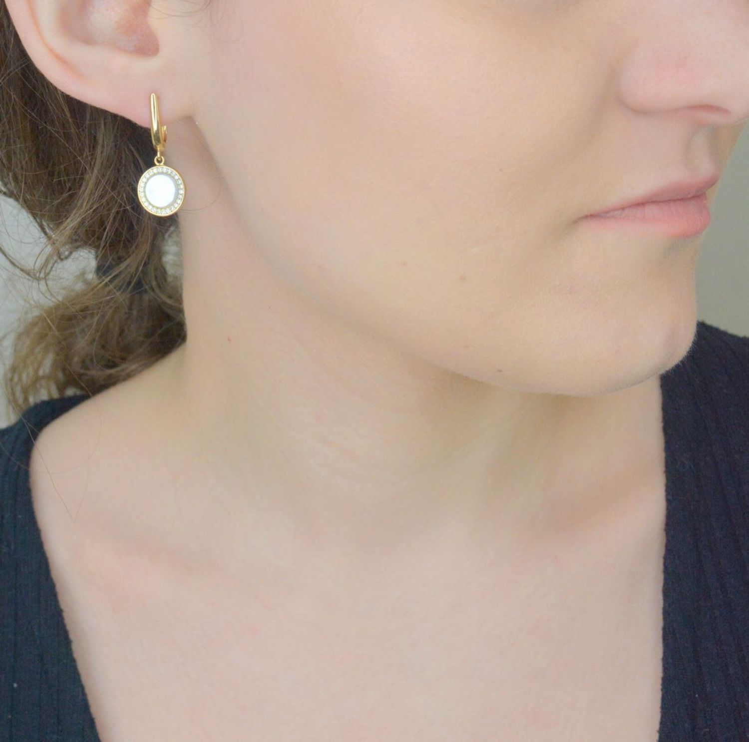 Kolczyki złote wiszące kółeczka z masą perłową i cyrkoniami złoto 585 Au.jpg