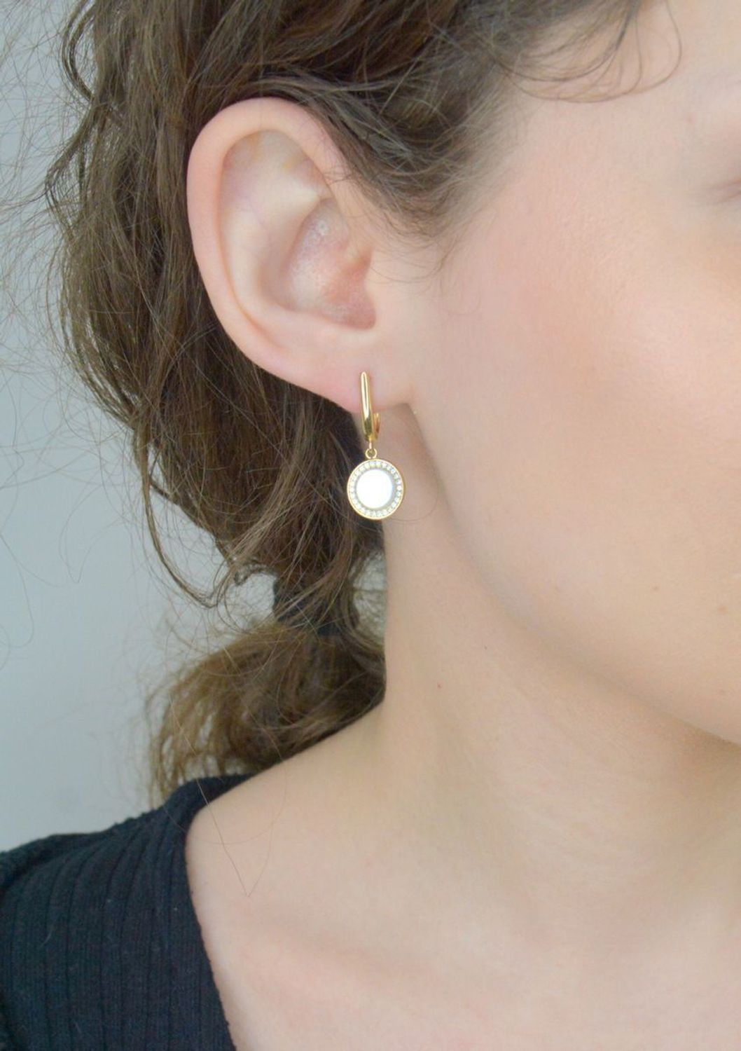 Kolczyki złote wiszące kółeczka z masą perłową i cyrkoniami złoto 585 Au.jpg