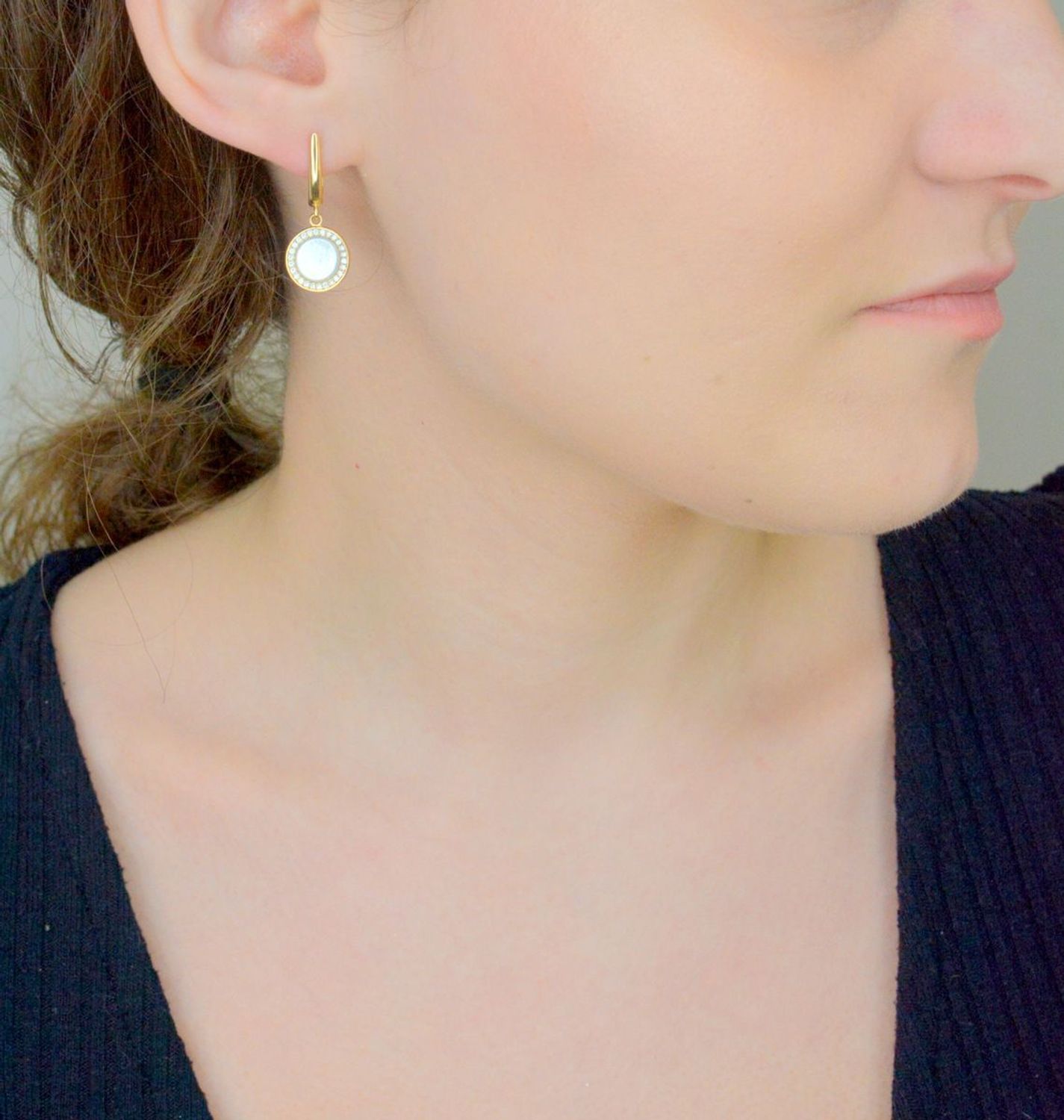 Kolczyki złote wiszące kółeczka z masą perłową i cyrkoniami złoto 585 Au.jpg